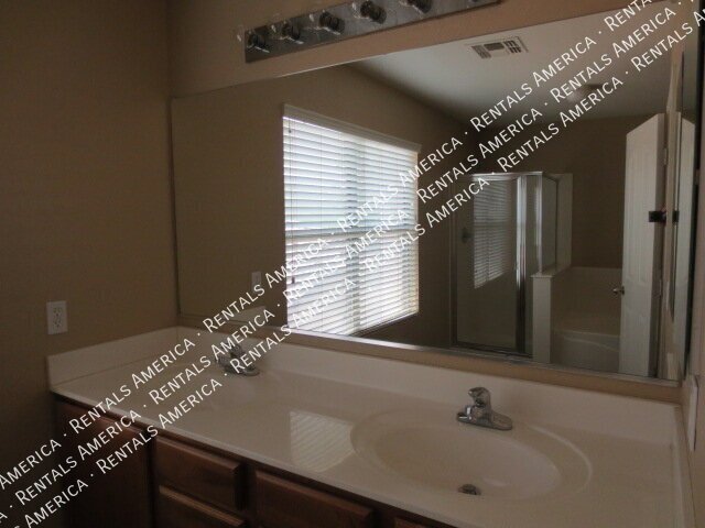 Perfect 3 bedroom 2.5 bathroom in Spectrum at Val Vista!!! property image