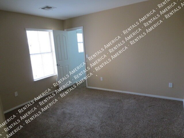 Perfect 3 bedroom 2.5 bathroom in Spectrum at Val Vista!!! property image