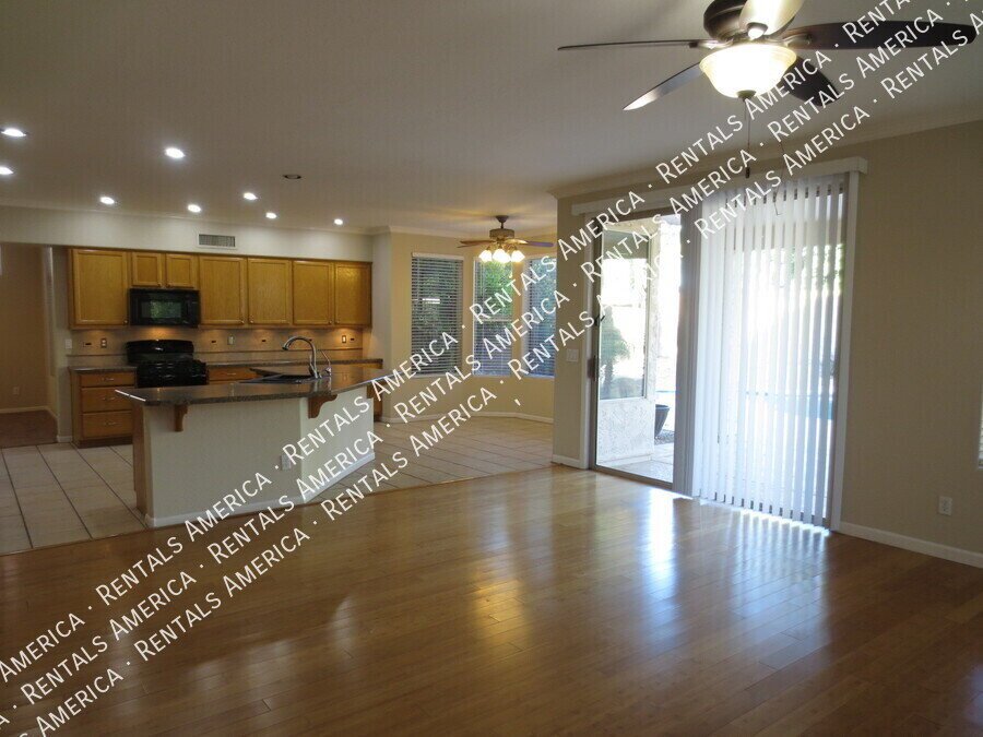 Beautiful 3 Bed + Den 3 car Garage/Pool and Solar property image