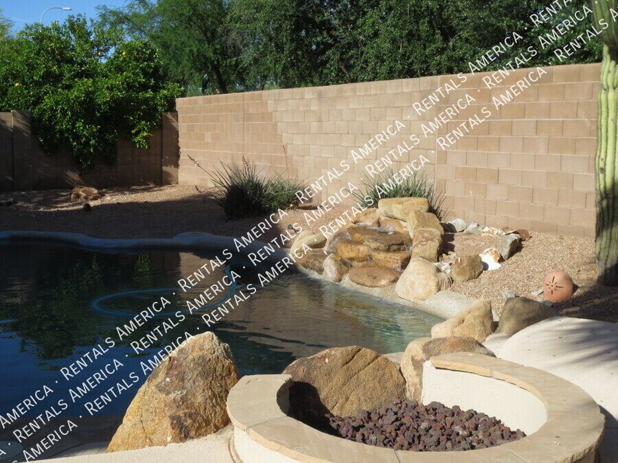 Beautiful 3 Bed + Den 3 car Garage/Pool and Solar property image