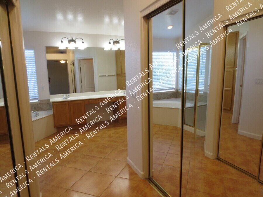 Beautiful 3 Bed + Den 3 car Garage/Pool and Solar property image