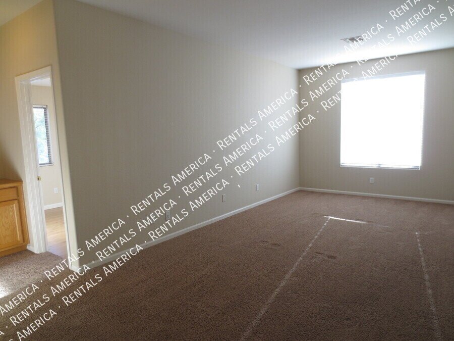 Beautiful 3 Bed + Den 3 car Garage/Pool and Solar property image
