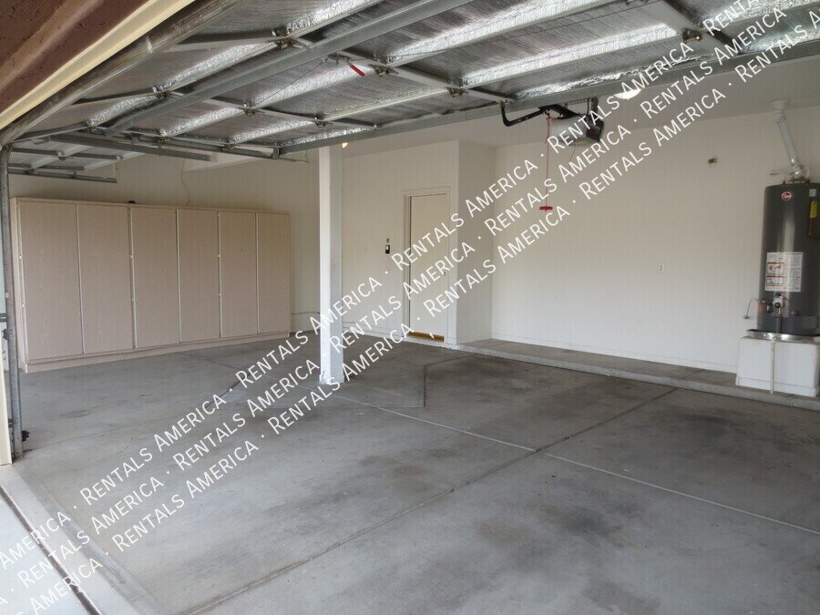 Beautiful 3 Bed + Den 3 car Garage/Pool and Solar property image