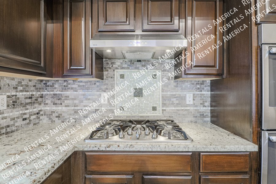 Fabulous 4 Bedroom Home With Beautiful Pool & Spacious 3 Car Garage!!! property image