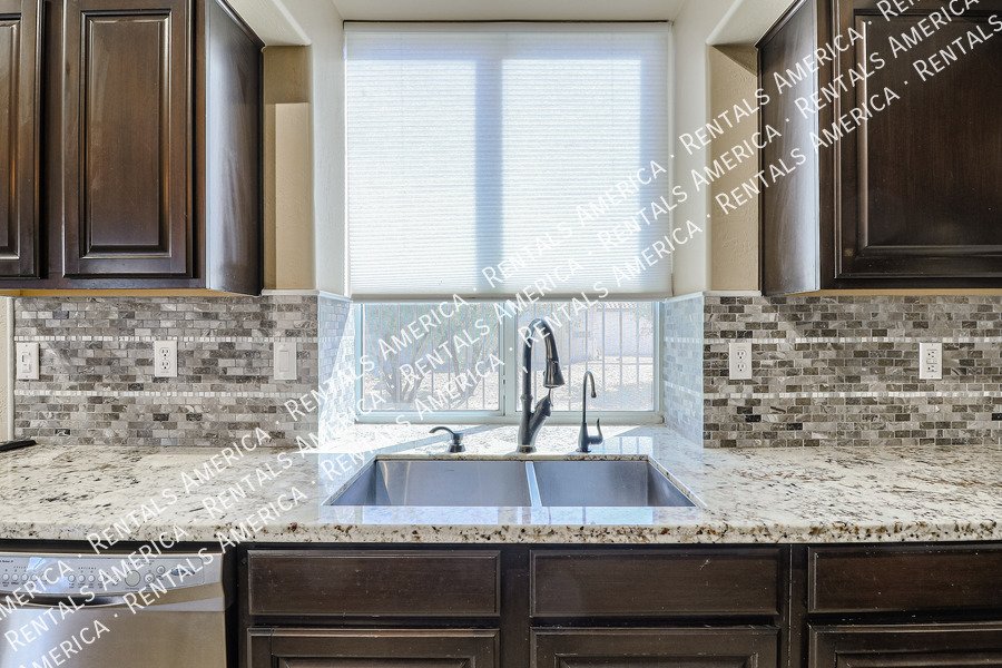 Fabulous 4 Bedroom Home With Beautiful Pool & Spacious 3 Car Garage!!! property image