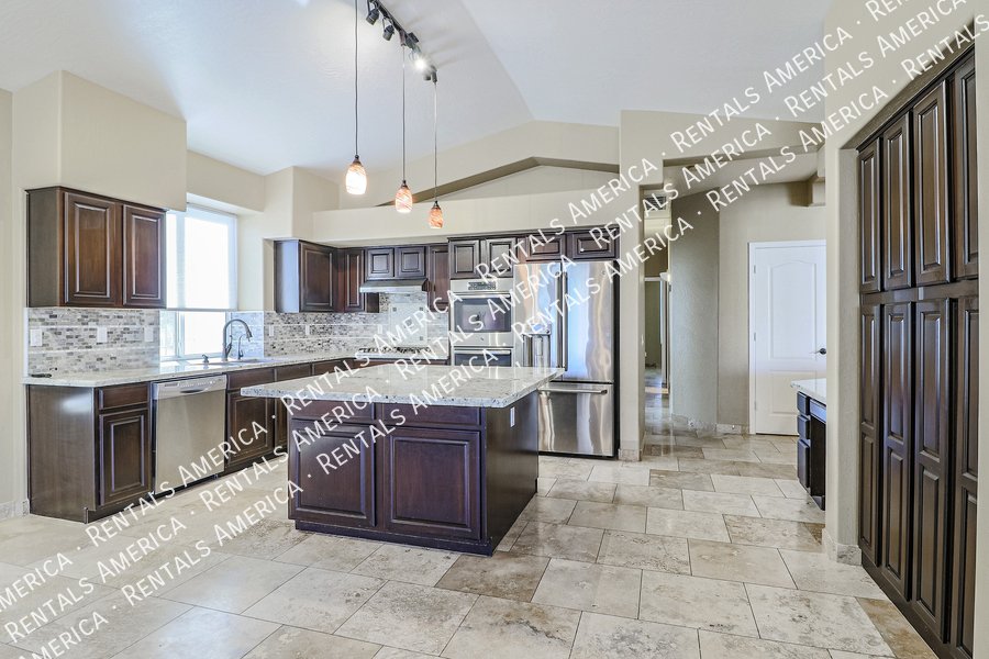 Fabulous 4 Bedroom Home With Beautiful Pool & Spacious 3 Car Garage!!! property image