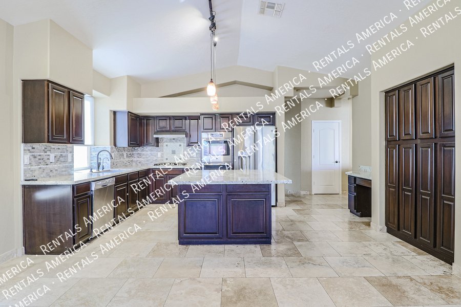 Fabulous 4 Bedroom Home With Beautiful Pool & Spacious 3 Car Garage!!! property image