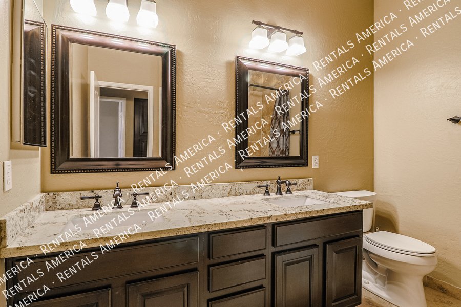 Fabulous 4 Bedroom Home With Beautiful Pool & Spacious 3 Car Garage!!! property image