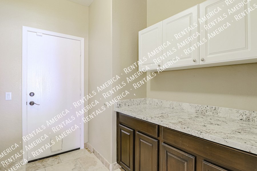 Fabulous 4 Bedroom Home With Beautiful Pool & Spacious 3 Car Garage!!! property image