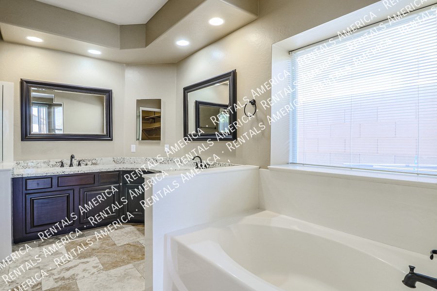 Fabulous 4 Bedroom Home With Beautiful Pool & Spacious 3 Car Garage!!! property image