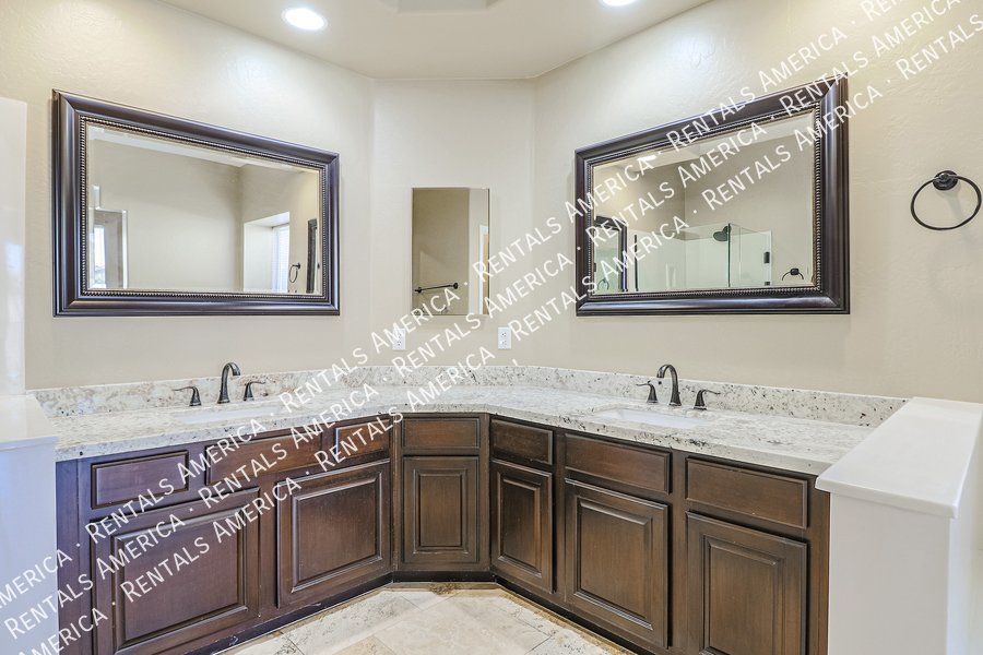 Fabulous 4 Bedroom Home With Beautiful Pool & Spacious 3 Car Garage!!! property image
