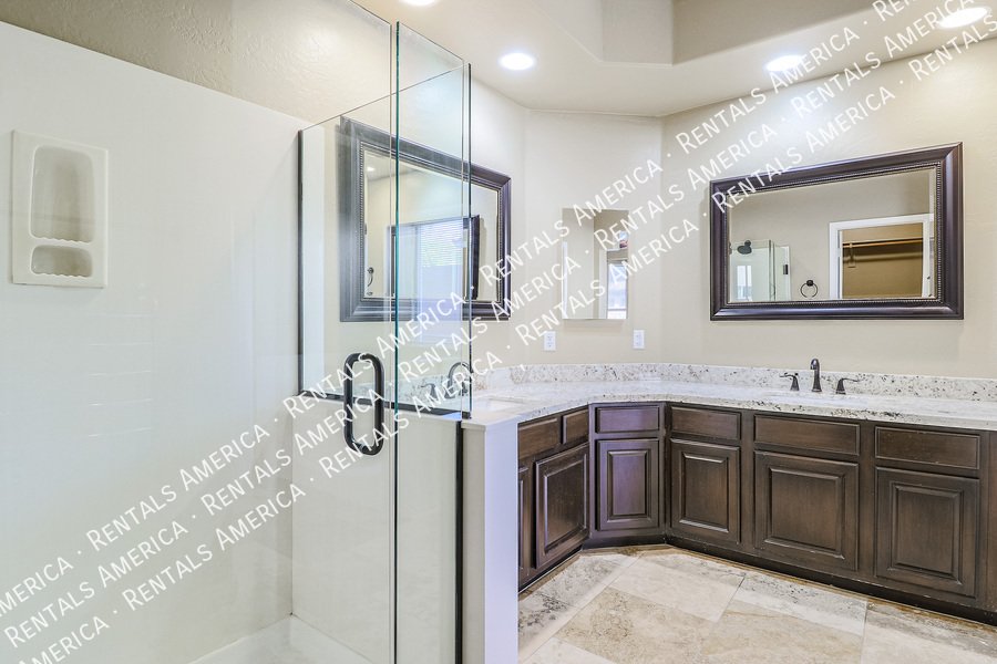 Fabulous 4 Bedroom Home With Beautiful Pool & Spacious 3 Car Garage!!! property image