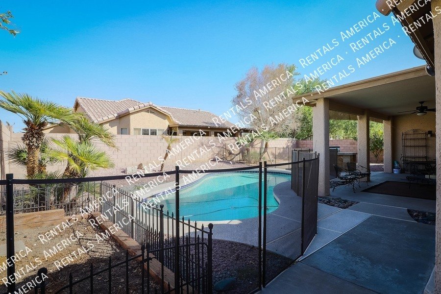 Fabulous 4 Bedroom Home With Beautiful Pool & Spacious 3 Car Garage!!! property image