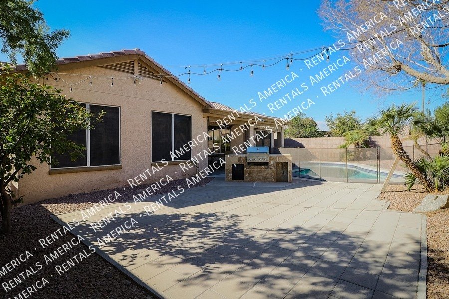 Fabulous 4 Bedroom Home With Beautiful Pool & Spacious 3 Car Garage!!! property image