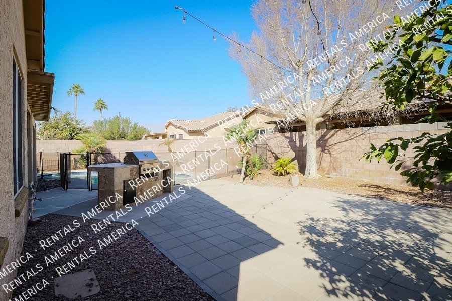 Fabulous 4 Bedroom Home With Beautiful Pool & Spacious 3 Car Garage!!! property image