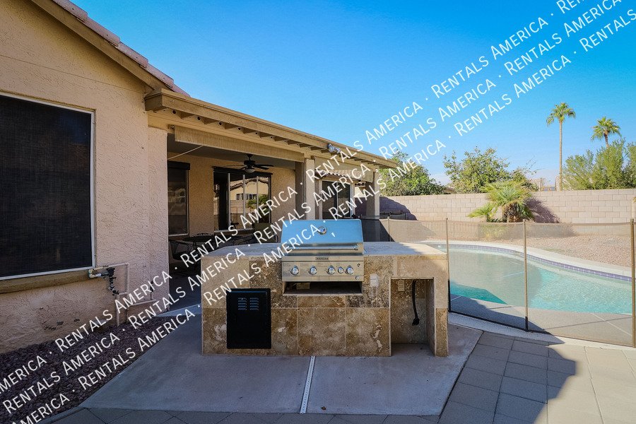 Fabulous 4 Bedroom Home With Beautiful Pool & Spacious 3 Car Garage!!! property image