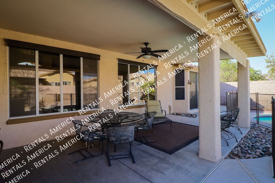 Fabulous 4 Bedroom Home With Beautiful Pool & Spacious 3 Car Garage!!! property image