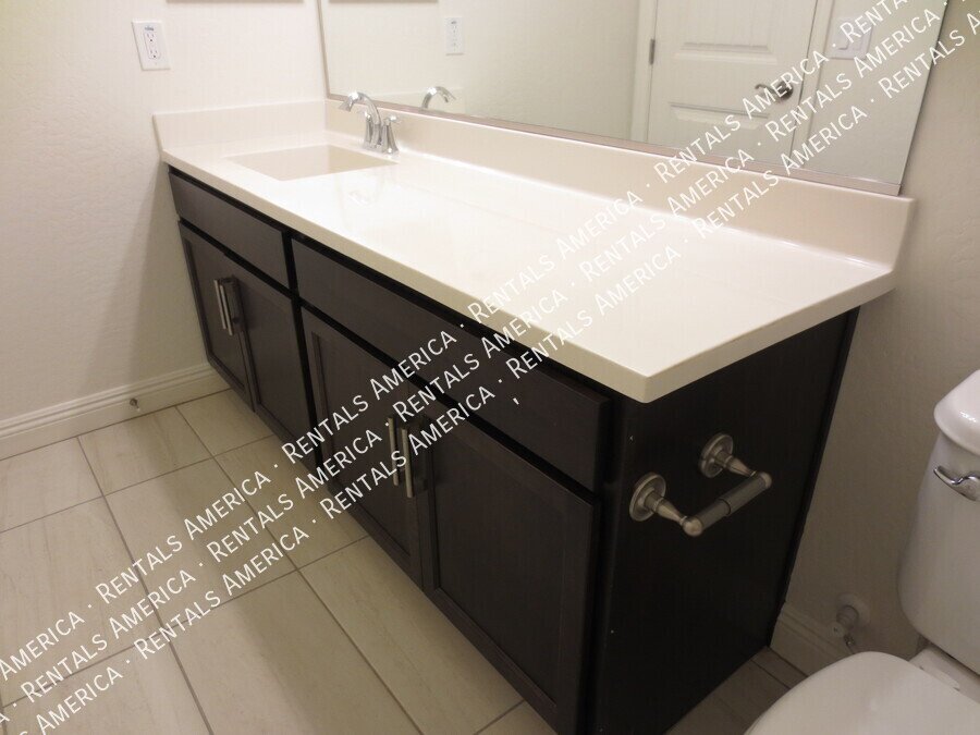 Beautiful 3 Bedrm 2.5 Bath w 3 Car Garage in N/E Buckeye! property image