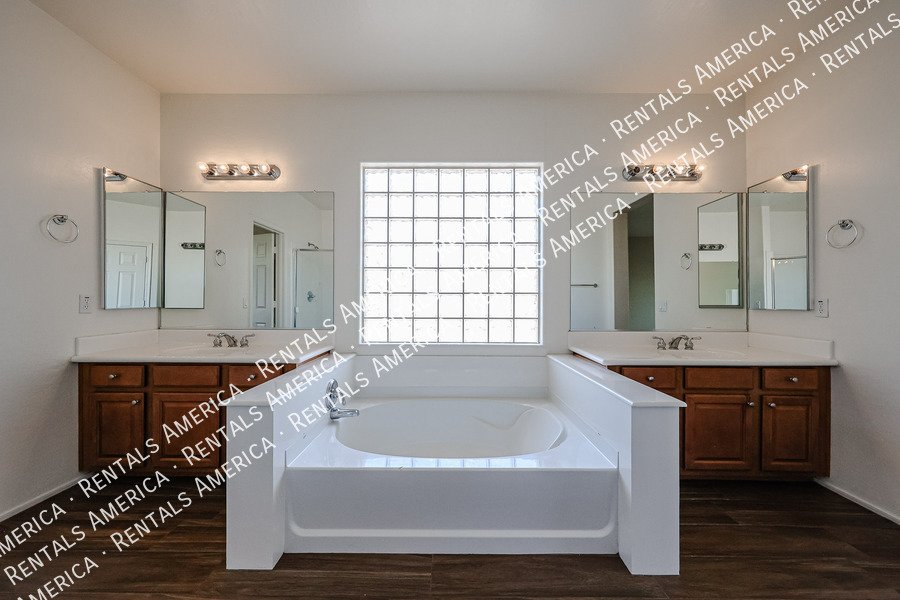 Beautiful & Bright 4 Bedroom Home in Ideal Chandler Location! property image