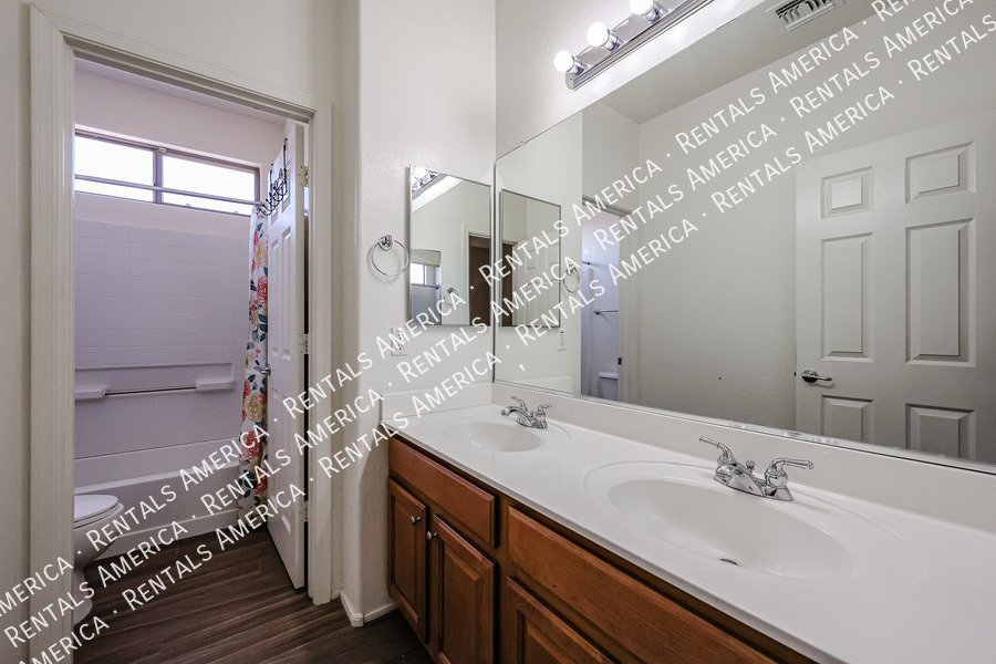 Beautiful & Bright 4 Bedroom Home in Ideal Chandler Location! property image